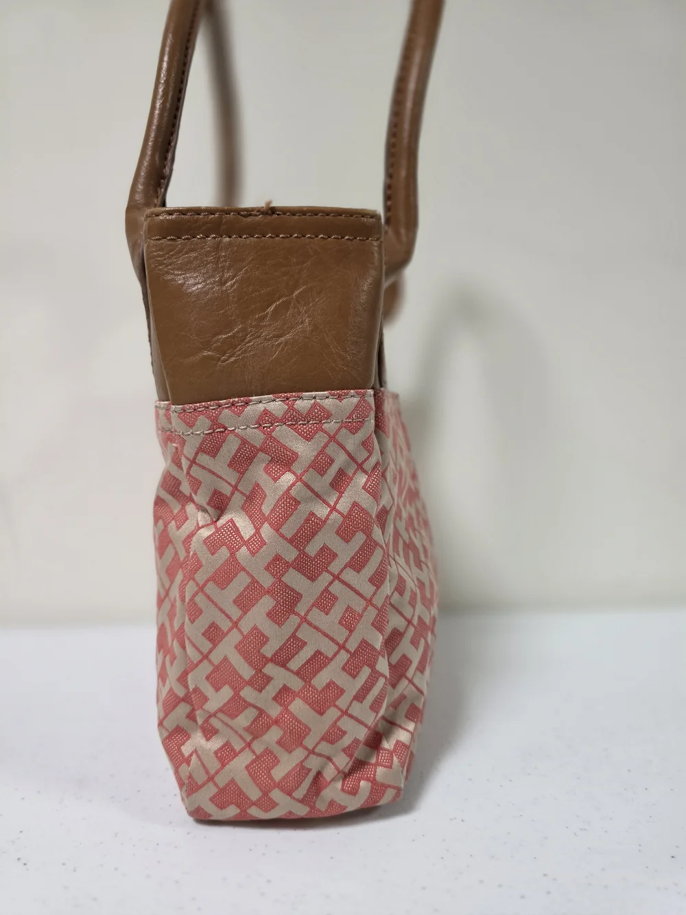 👜🌺 Tommy Hilfiger Y2K Preppy Coral Monogram Tote Bag Purse Tan Leather Trim